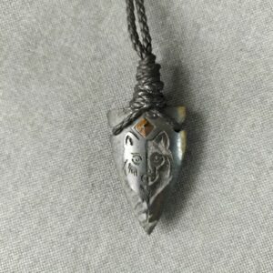 Амулет "Белый волк" (резьба по камню, змеевик, кристаллы)