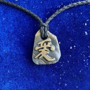 Кулон с иероглифом "Любовь" (резьба по камню, яшма)