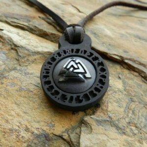 Валькнут в руническом круге Резьба по камню Кулон из шунгита и гематит