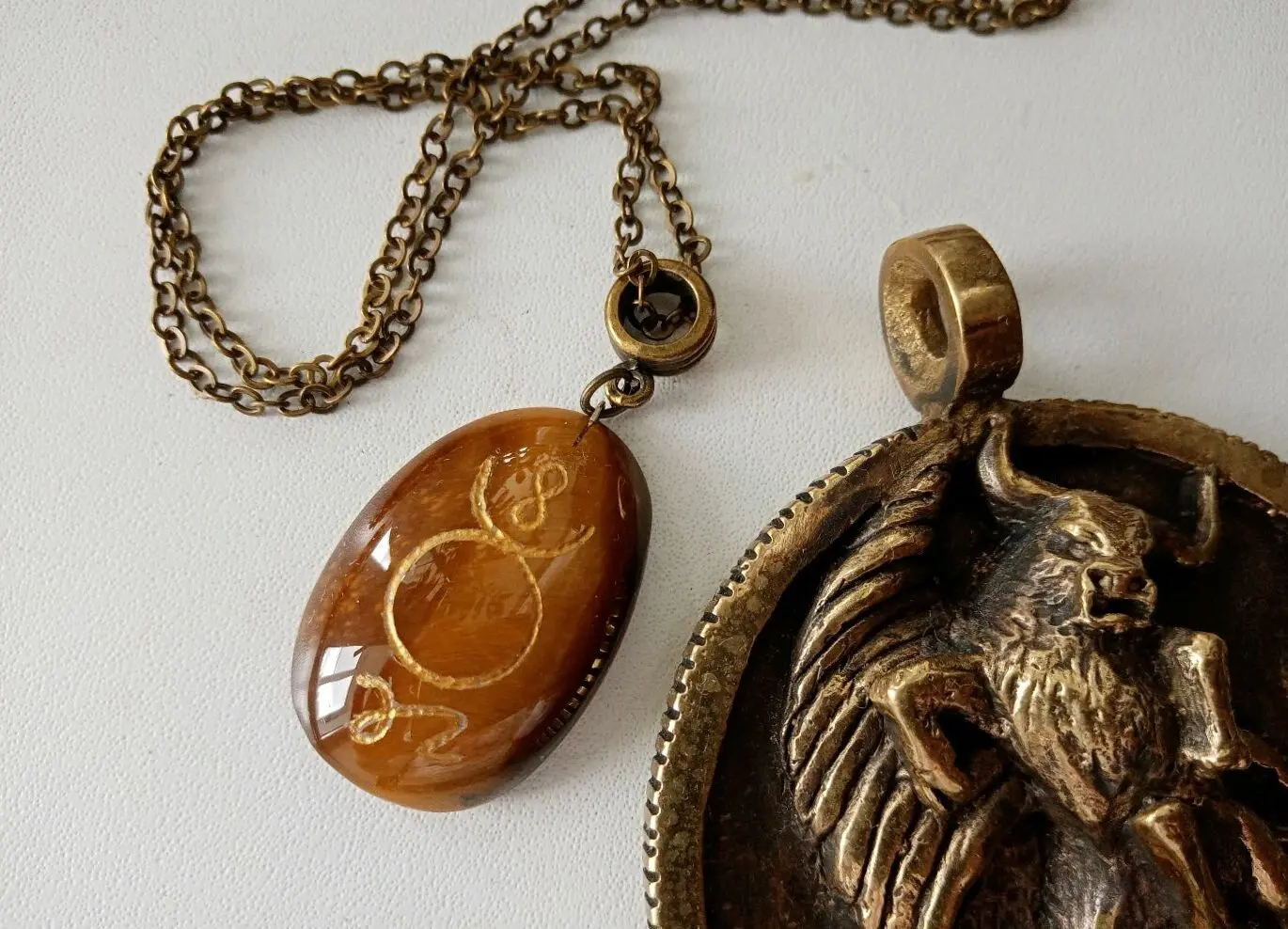 АРТЕФАКТ ЗОЛОТОЙ ТЕЛЕЦ, камень Тигровый глаз, гравировка — изображение 2