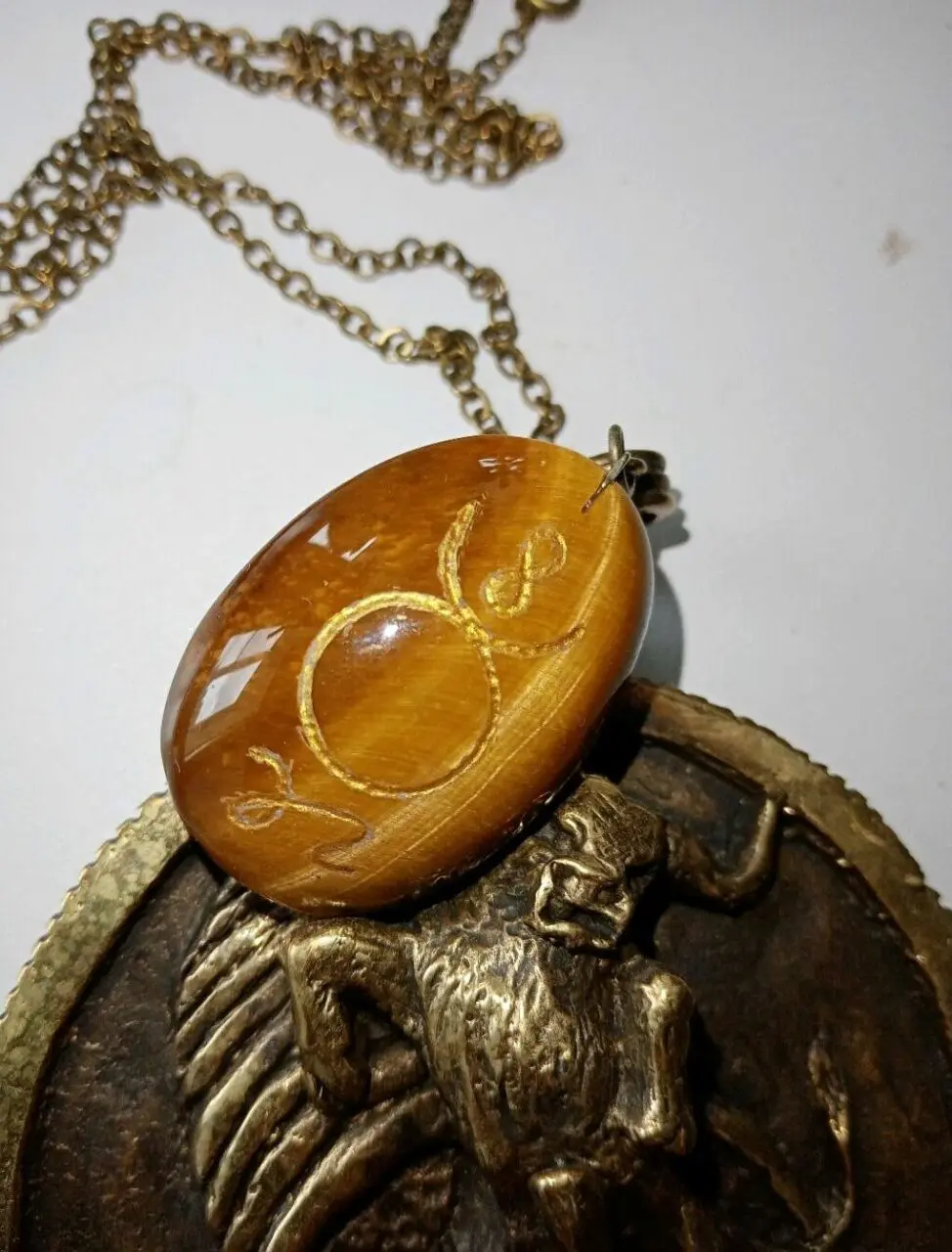 АРТЕФАКТ ЗОЛОТОЙ ТЕЛЕЦ, камень Тигровый глаз, гравировка — изображение 3