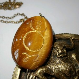 АРТЕФАКТ ЗОЛОТОЙ ТЕЛЕЦ, камень Тигровый глаз, гравировка