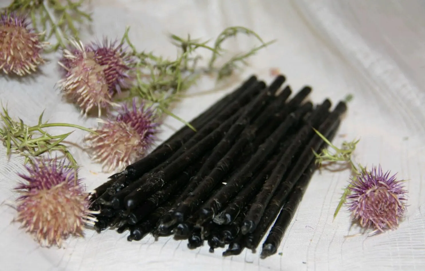 Свеча черная с ЧЕРТОПОЛОХОМ — изображение 3