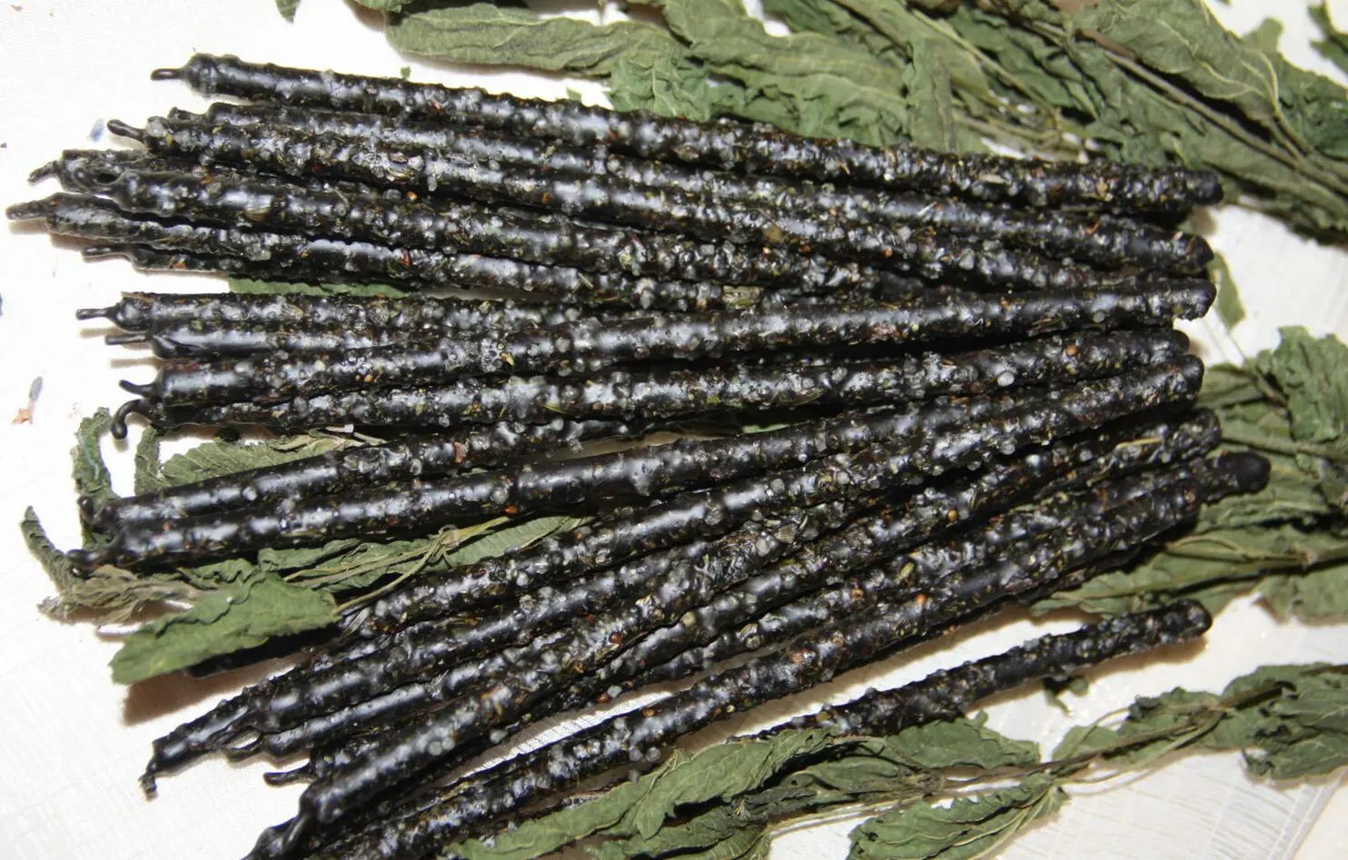 Свеча черная с солью и травами — изображение 2