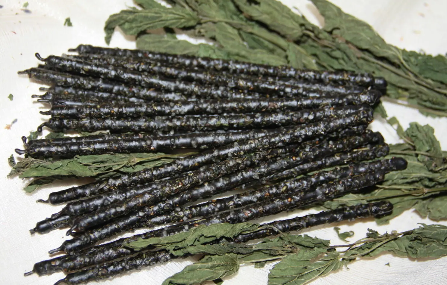 Свеча черная с солью и травами — изображение 4