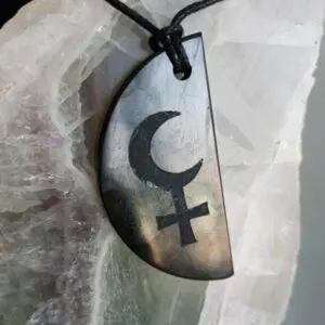 Талисман ЛИЛИТ, гравировка на шунгите