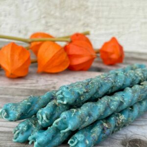 Свеча-скрутка голубая: На реализацию