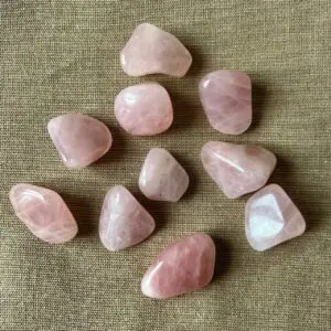 Розовый кварц галтовка