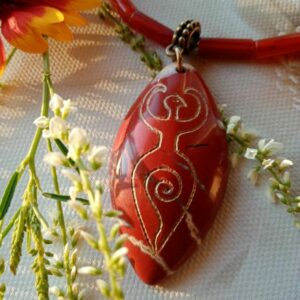 Амулет БОГИНЯ ИЗНАЧАЛЬНАЯ, яшма красная, бусы сердолик