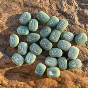 Рунический набор из зеленого кварца