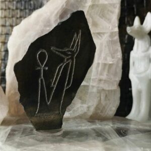 Алтарный камень АНУБИС (ИНПУ), гравировка на природном МАГНЕТИТЕ